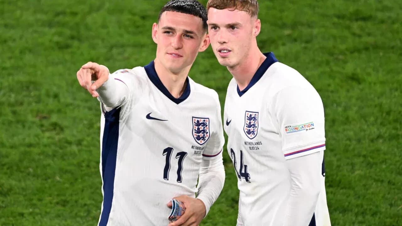Jugadores de Inglaterra señalando durante un partido Jugadores de Inglaterra señalando durante un partido