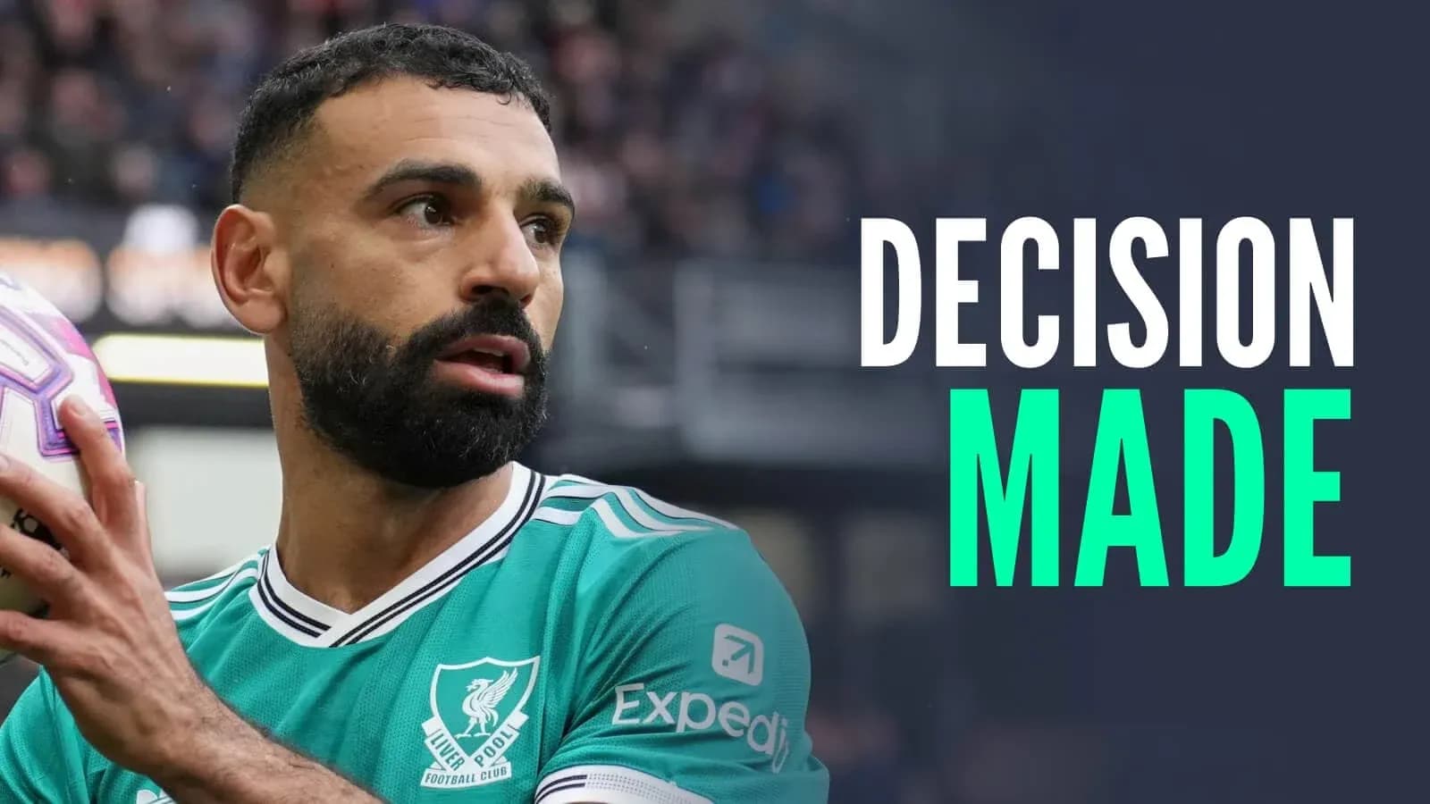 Mohamed Salah sosteniendo un balón durante un partido Mohamed Salah sosteniendo un balón durante un partido