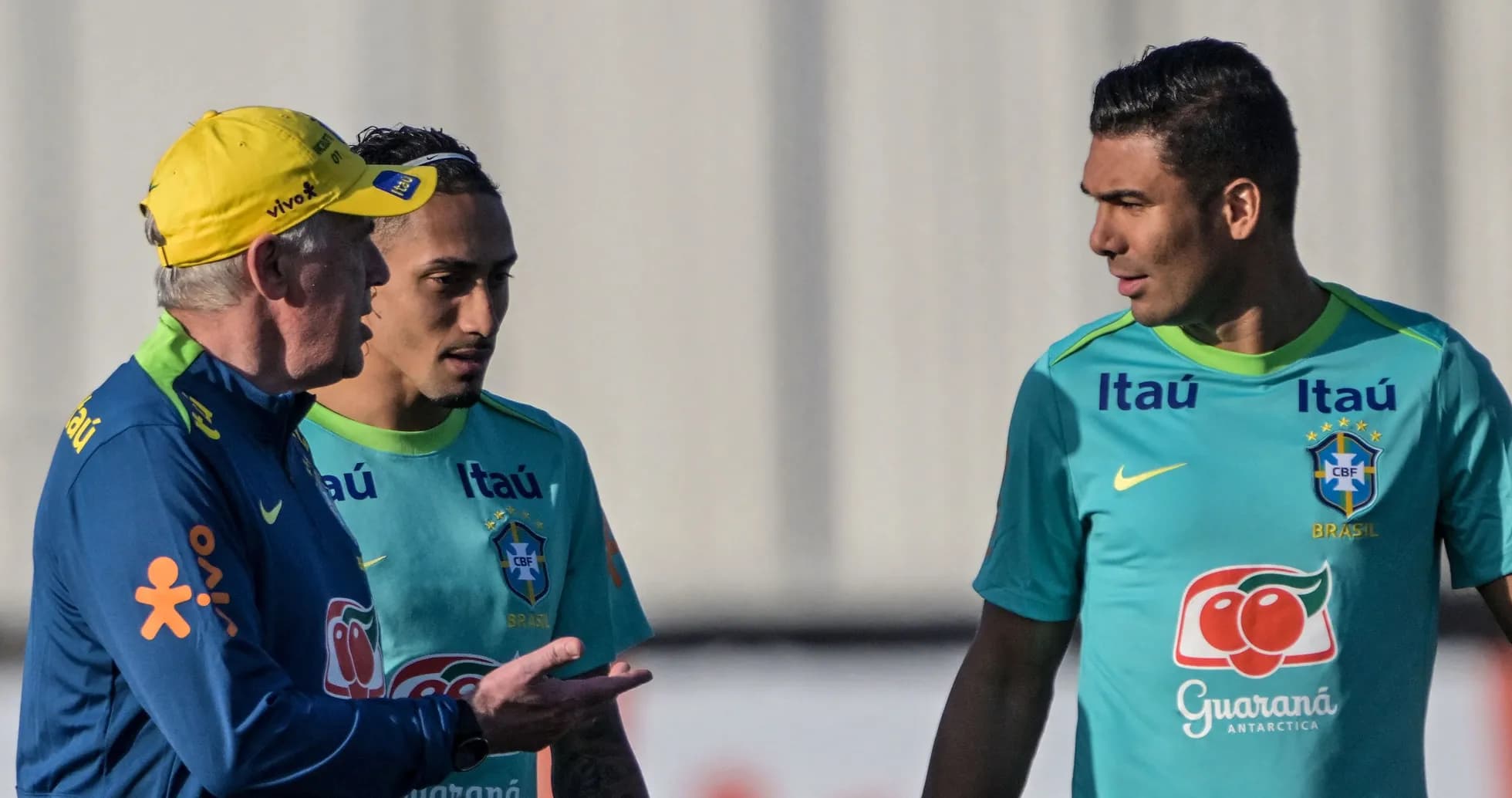 Entrenador hablando con jugadores de Brasil en práctica Entrenador hablando con jugadores de Brasil en práctica