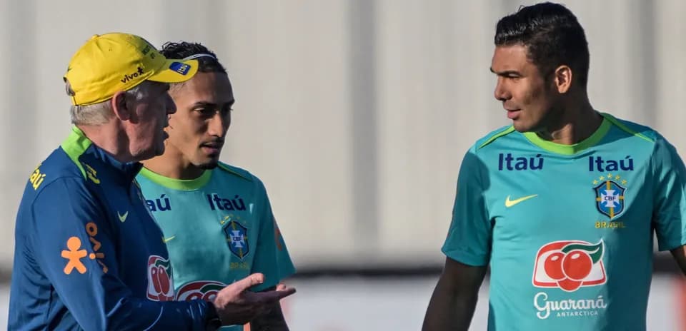 Entrenador hablando con jugadores de Brasil en práctica Entrenador hablando con jugadores de Brasil en práctica