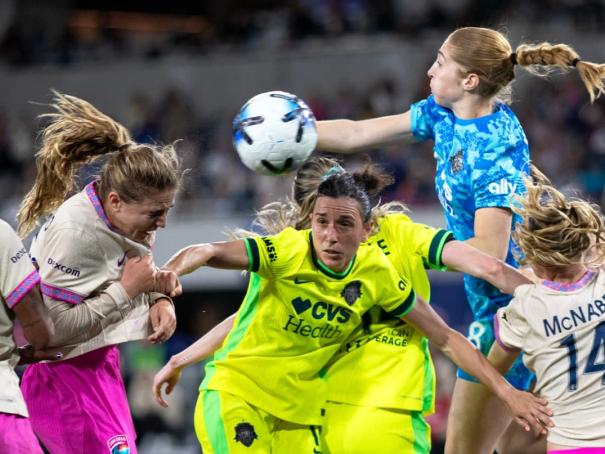 Jugadoras compiten por el balón en el partido Jugadoras compiten por el balón en el partido