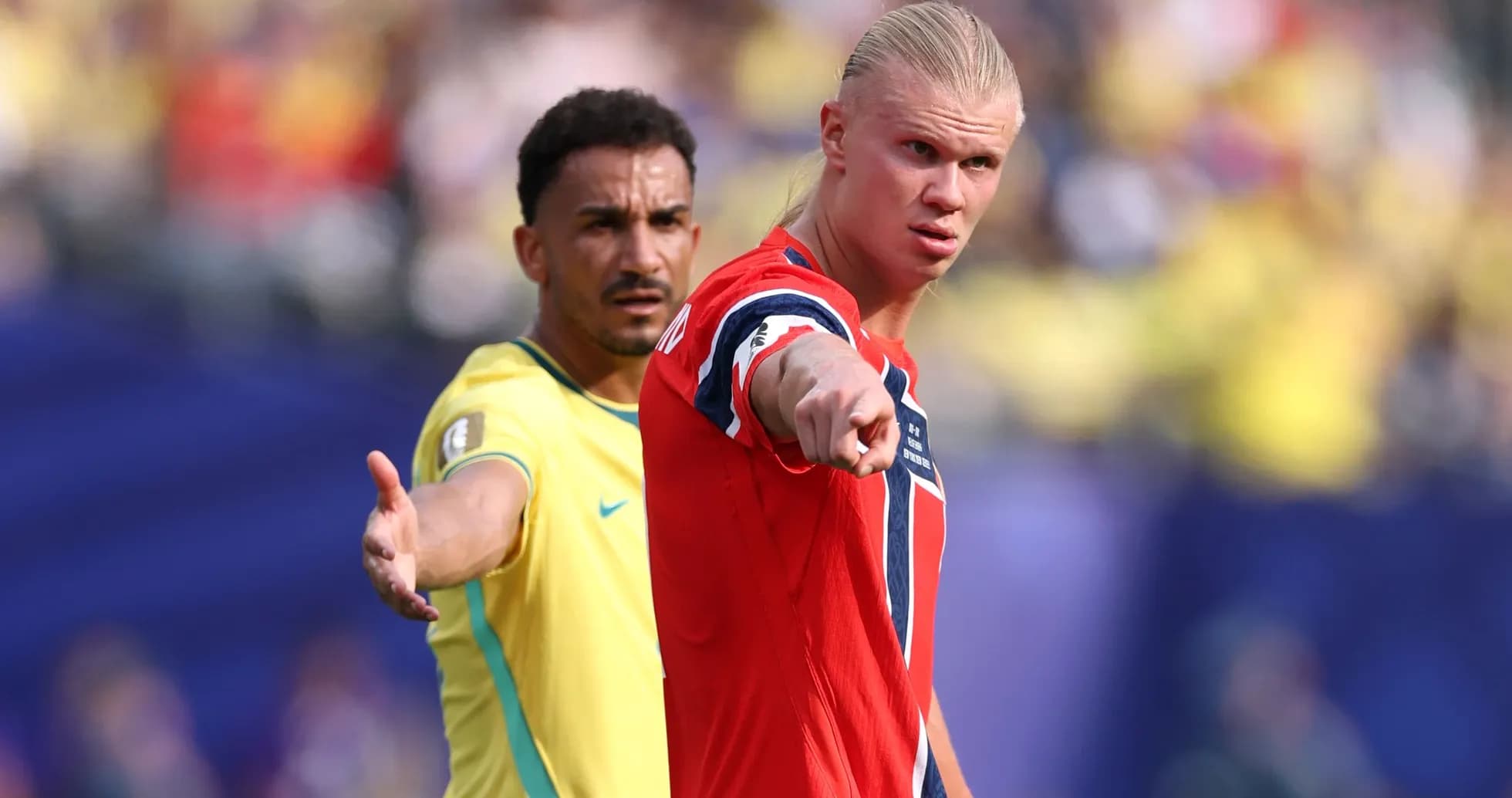 Jugadores discutiendo durante partido entre Noruega y Brasil Jugadores discutiendo durante partido entre Noruega y Brasil