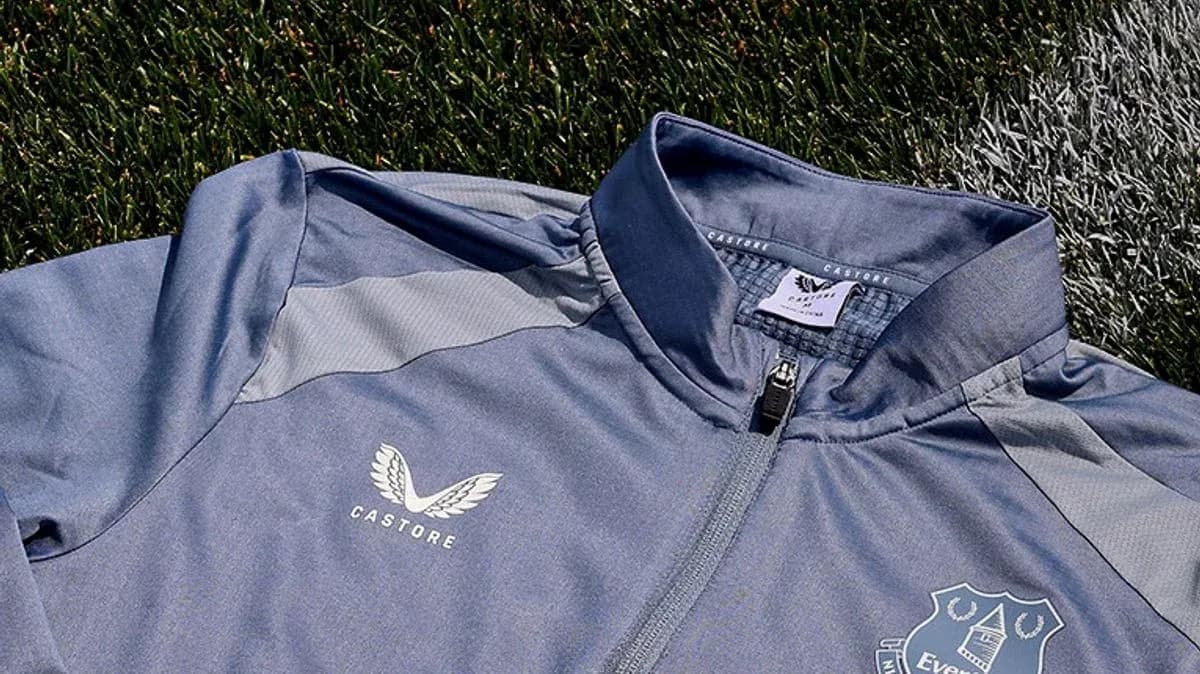Chaqueta gris con logotipo de Everton y Castore Chaqueta gris con logotipo de Everton y Castore