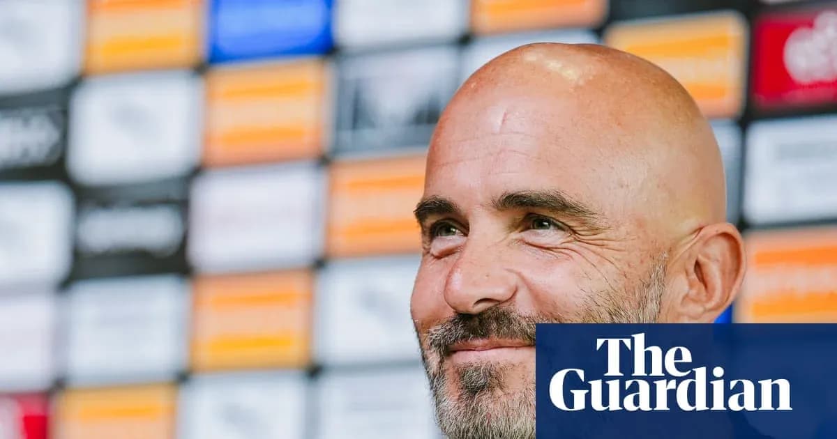 Entrenador sonriendo en conferencia de prensa Entrenador sonriendo en conferencia de prensa
