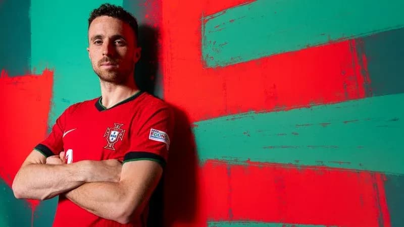 Jugador de Portugal posando con camiseta roja Jugador de Portugal posando con camiseta roja