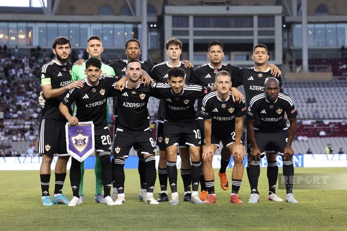 Jugadores de Qarabag posando para foto de equipo Jugadores de Qarabag posando para foto de equipo