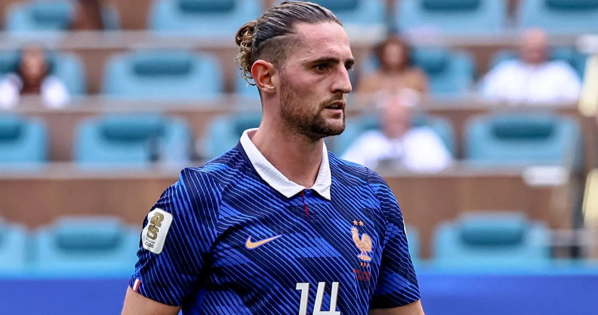 Jugador de Francia en partido de fútbol Jugador de Francia en partido de fútbol