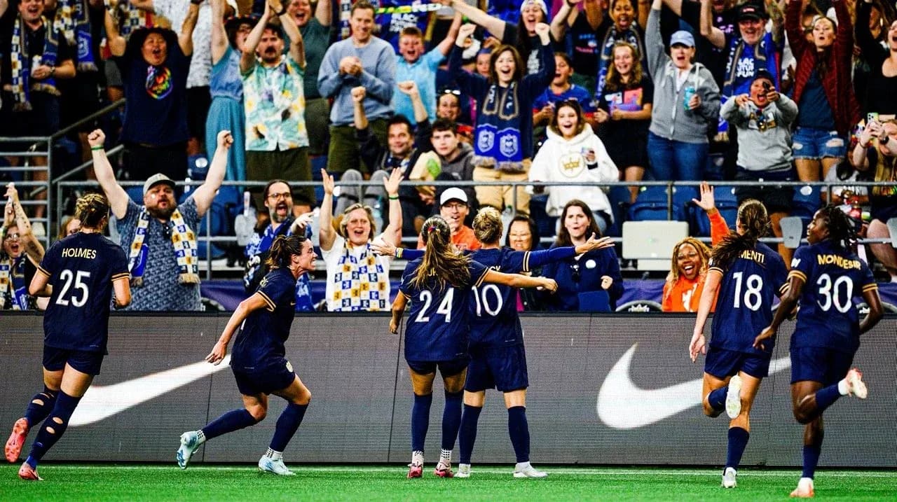 Jugadoras del Seattle Reign celebrando un gol Jugadoras del Seattle Reign celebrando un gol