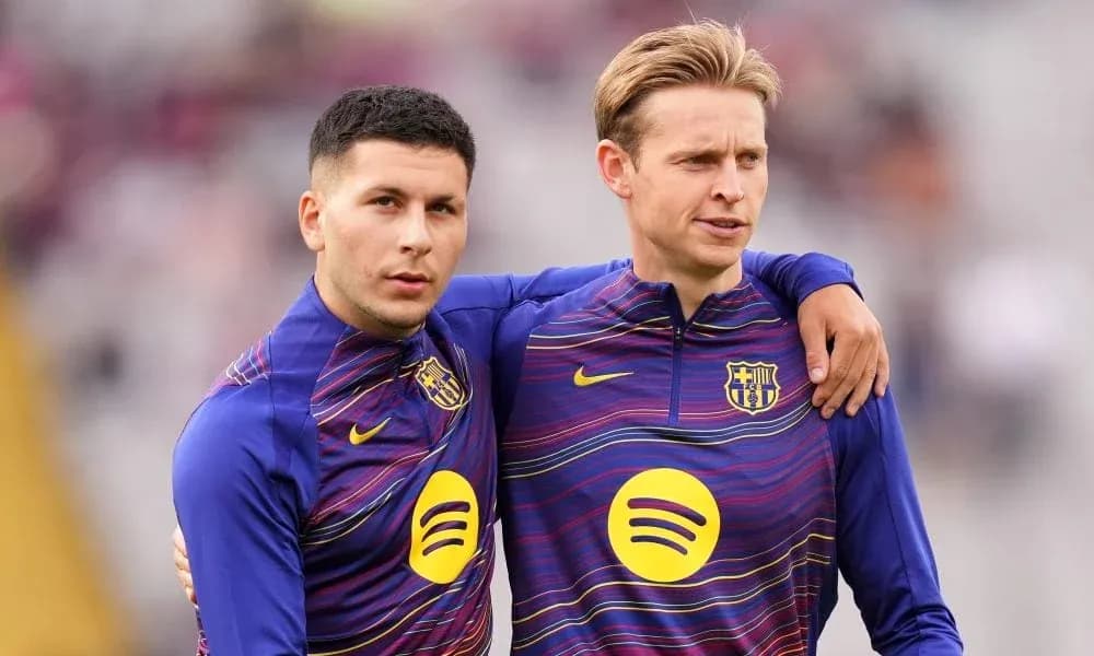 Dos jugadores de Barcelona posando antes del partido Dos jugadores de Barcelona posando antes del partido