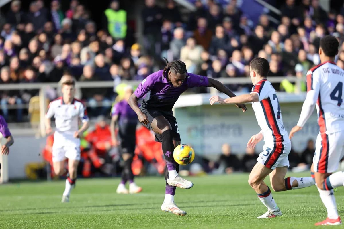 Jugador de Fiorentina controla el balón en el partido Jugador de Fiorentina controla el balón en el partido