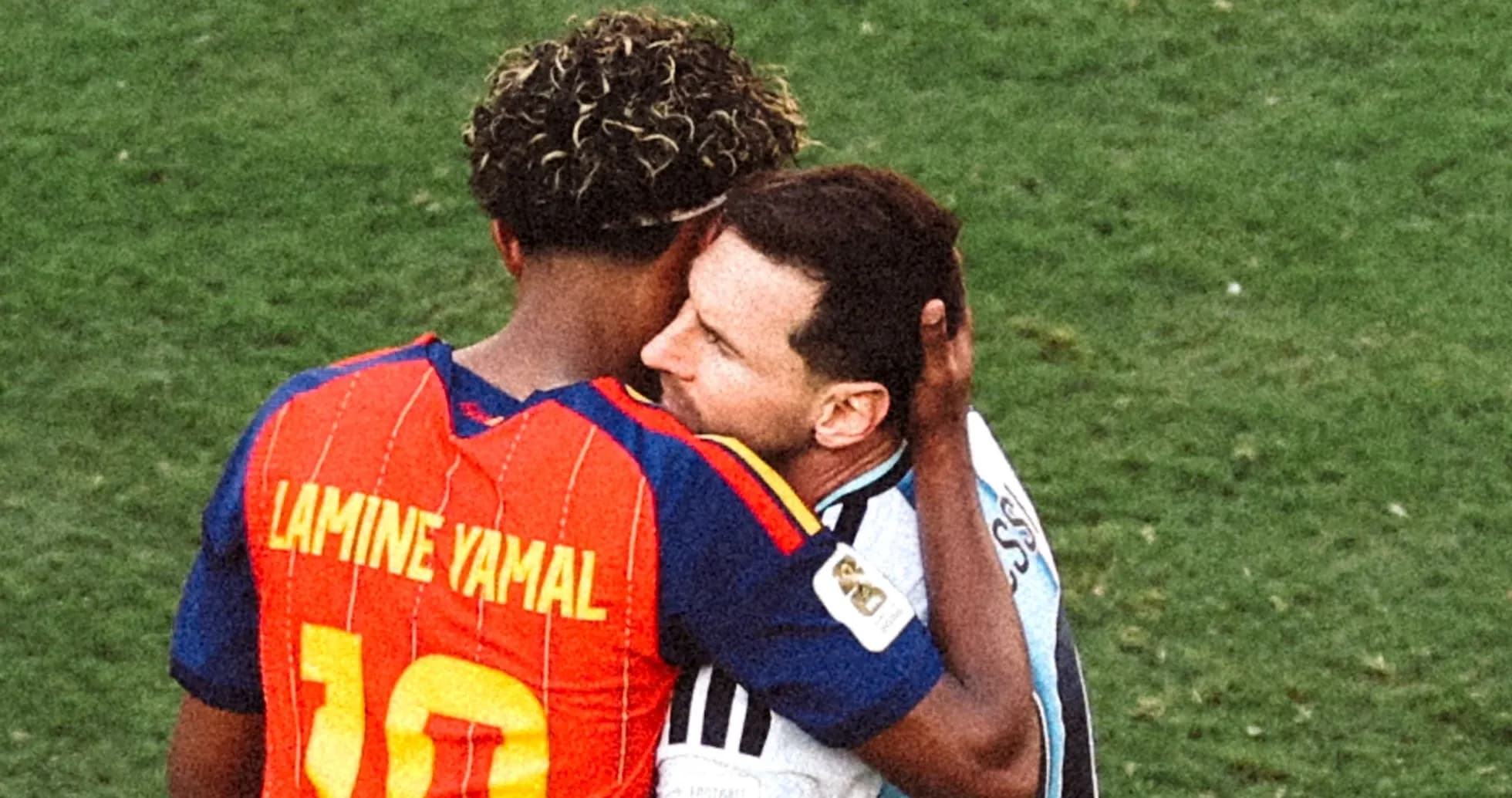 Lamine Yamal y Lionel Messi abrazándose en el campo Lamine Yamal y Lionel Messi abrazándose en el campo