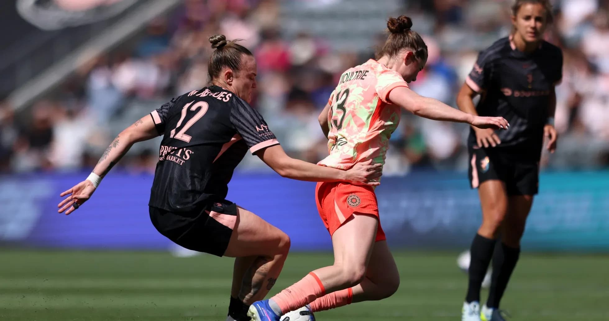 Jugadora de Portland Thorns W tratando de avanzar Jugadora de Portland Thorns W tratando de avanzar