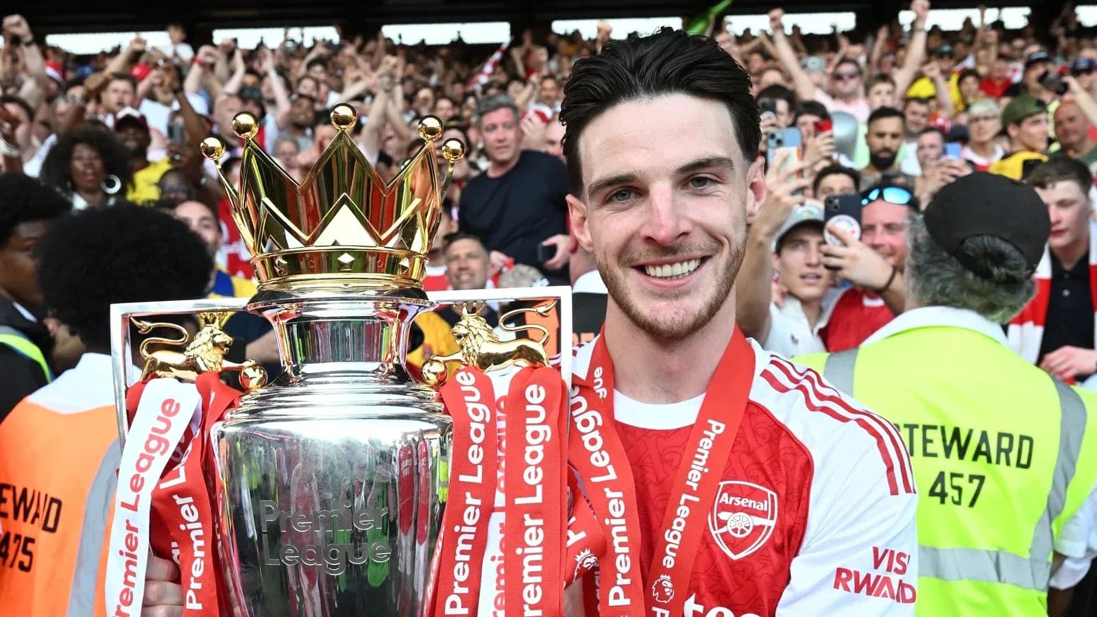 Jugador de Arsenal sosteniendo el trofeo de la Premier League Jugador de Arsenal sosteniendo el trofeo de la Premier League