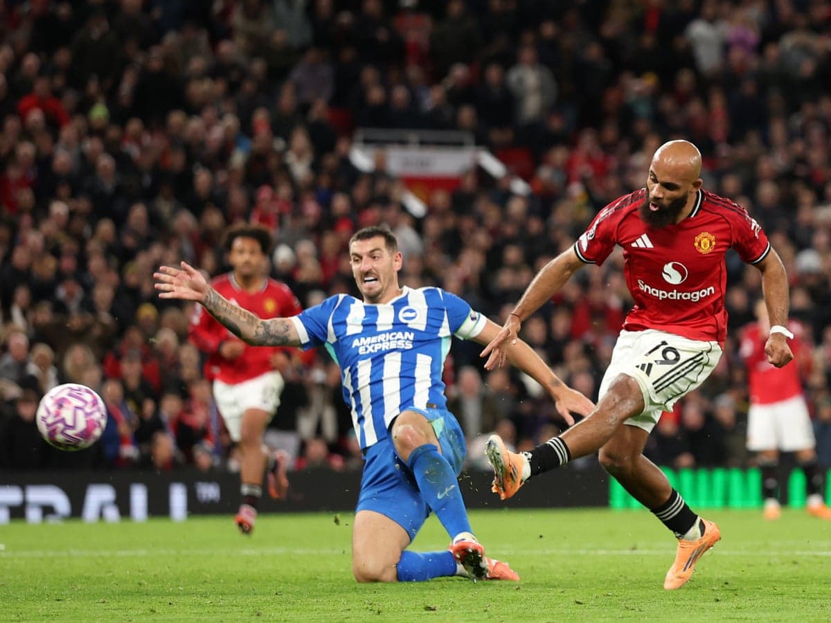 Jugador de Brighton cae mientras un jugador de Manchester United dispara Jugador de Brighton cae mientras un jugador de Manchester United dispara