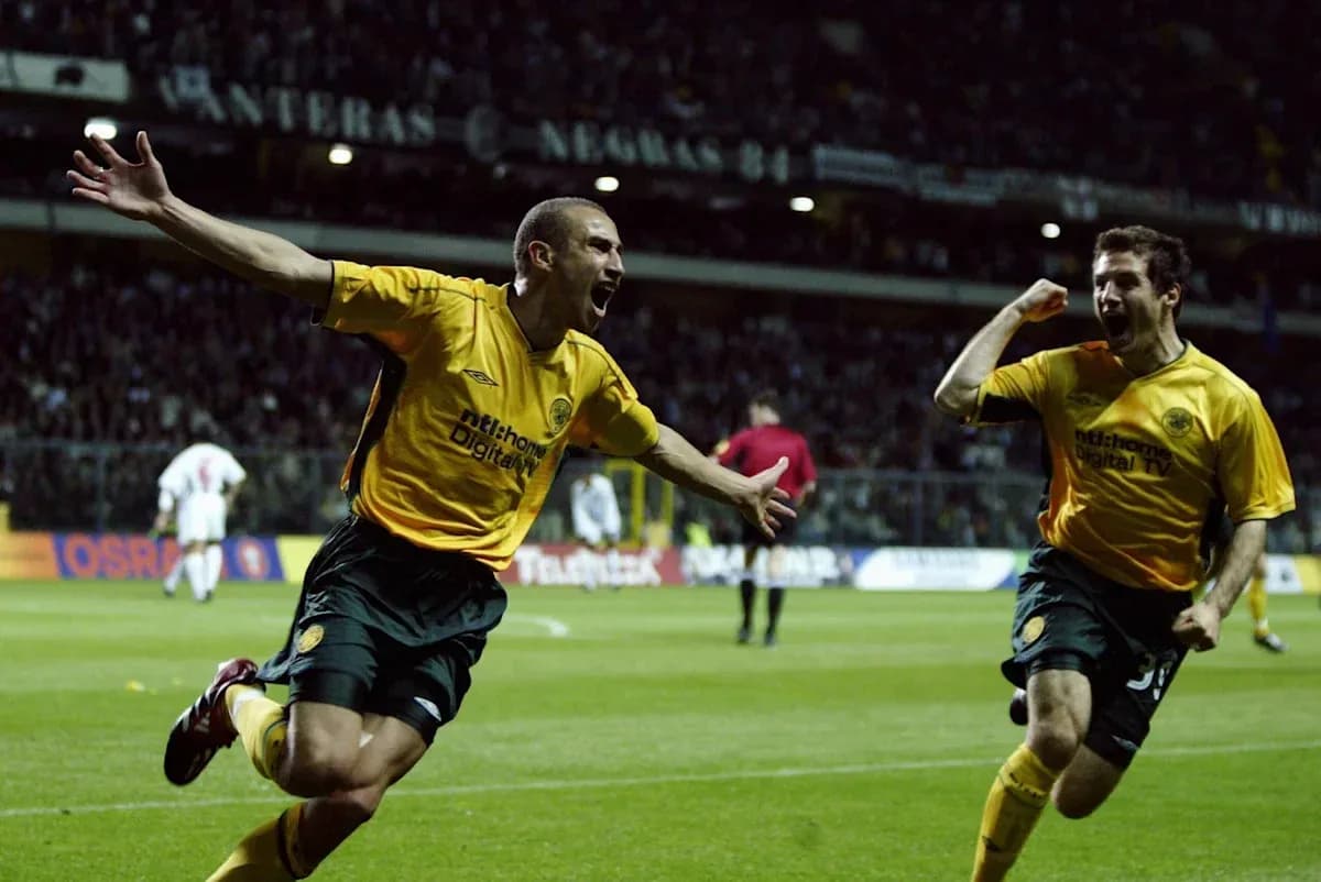 Jugadores celebrando un gol en el campo de fútbol Jugadores celebrando un gol en el campo de fútbol