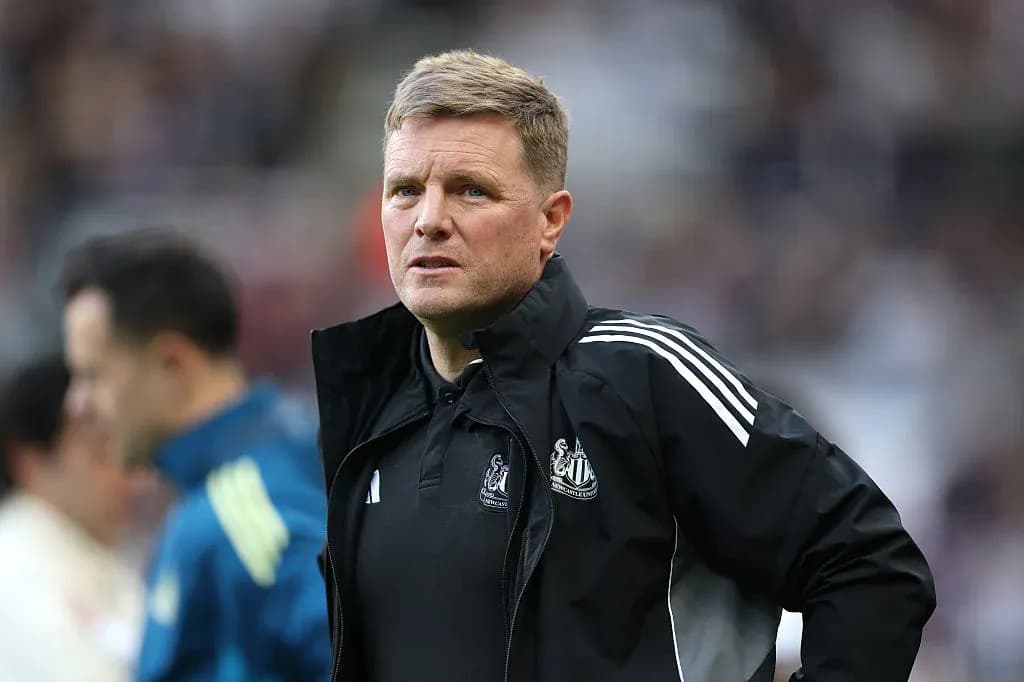 Entrenador de Newcastle en el banquillo durante el partido Entrenador de Newcastle en el banquillo durante el partido