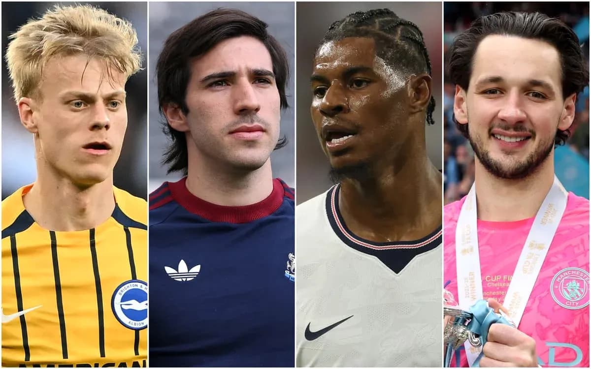 Cuatro jugadores de fútbol posando para la foto Cuatro jugadores de fútbol posando para la foto