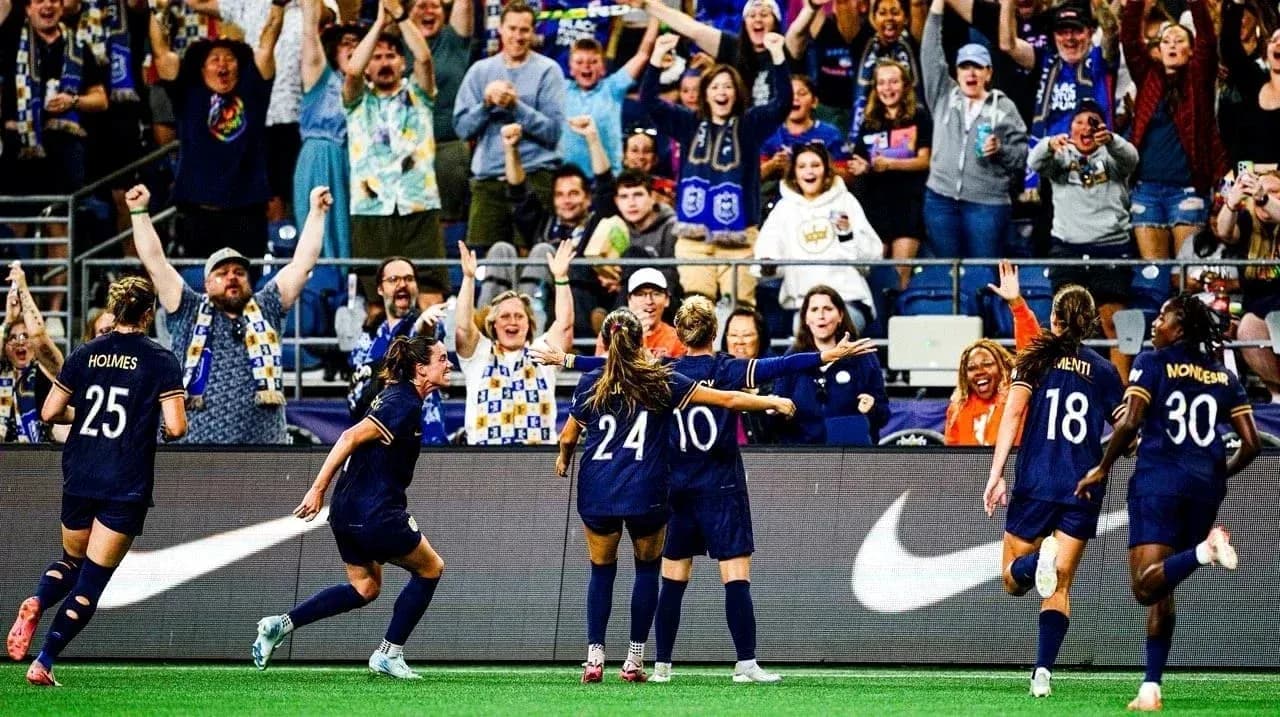 Jugadoras celebrando un gol con aficionados Jugadoras celebrando un gol con aficionados
