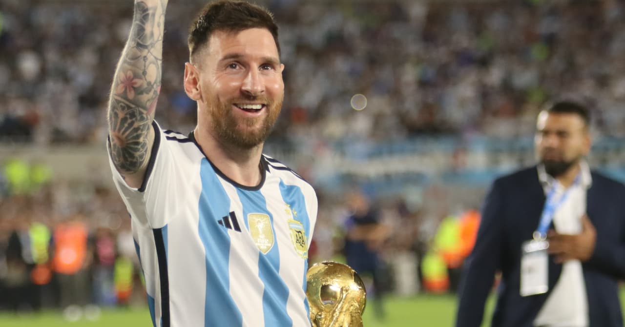 Lionel Messi levantando la copa del mundo en celebración Lionel Messi levantando la copa del mundo en celebración