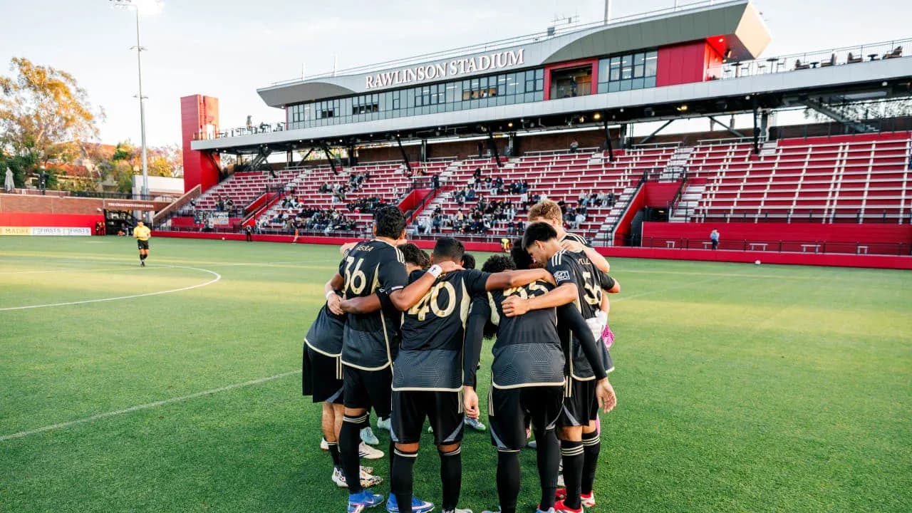 Jugadores de Los Angeles FC II en huddle Jugadores de Los Angeles FC II en huddle