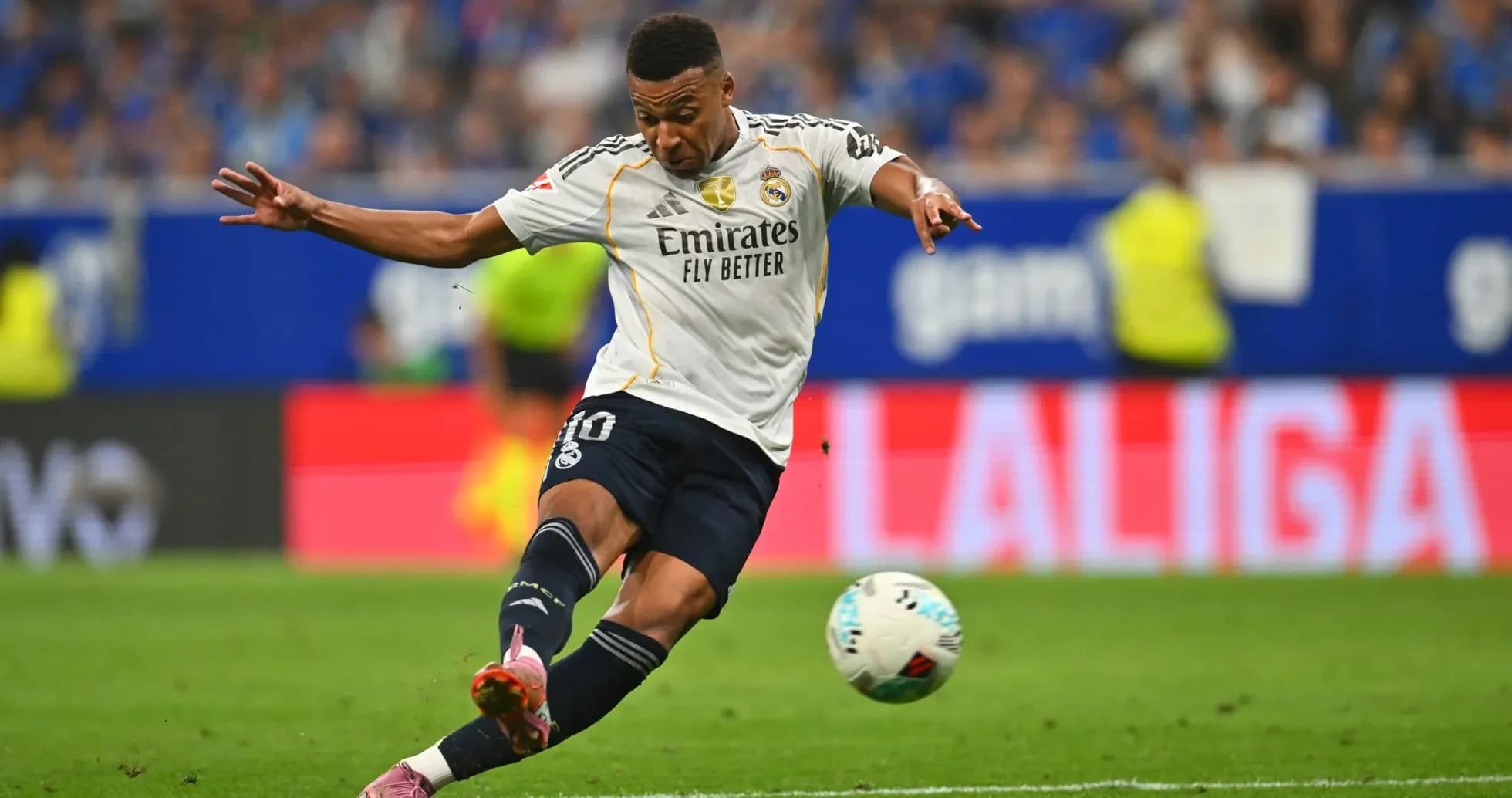 Jugador de Real Madrid en acción durante el partido Jugador de Real Madrid en acción durante el partido