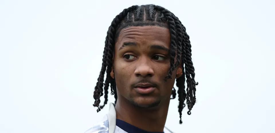 Jugador con trenzas mirando hacia un lado Jugador con trenzas mirando hacia un lado