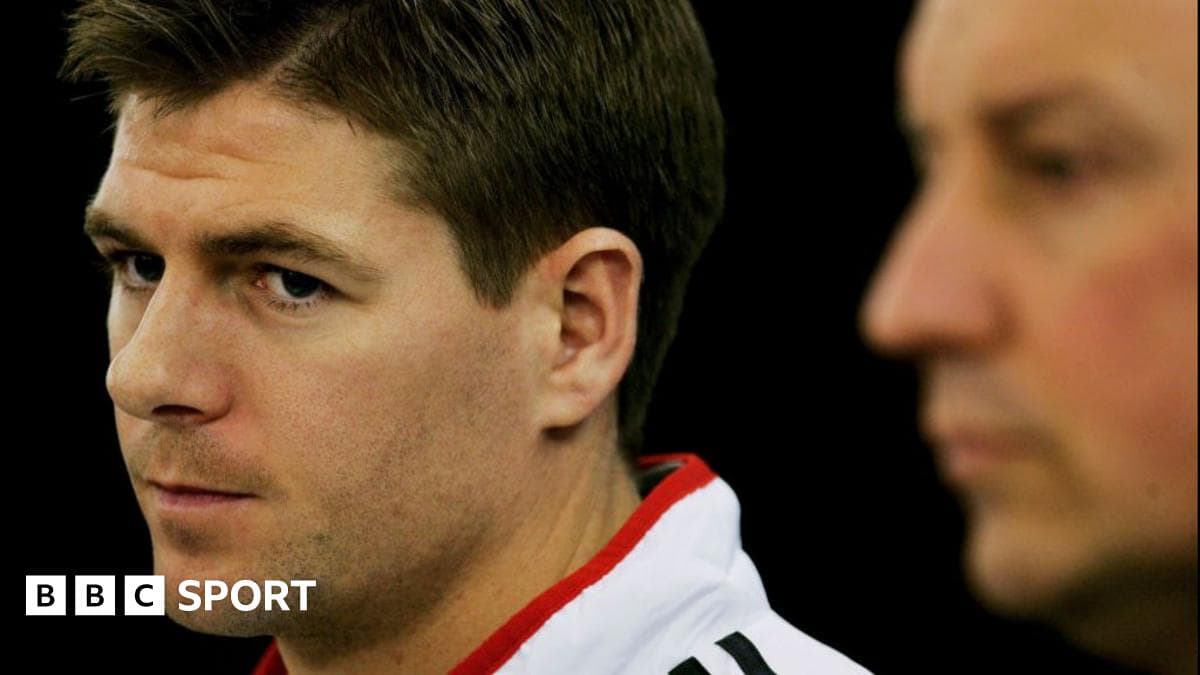 Steven Gerrard y otro hombre en una conferencia Steven Gerrard y otro hombre en una conferencia