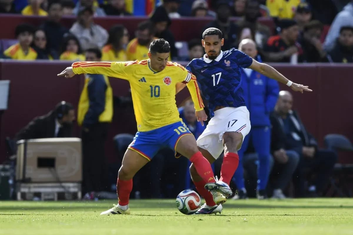 Jugador colombiano y francés luchando por el balón Jugador colombiano y francés luchando por el balón