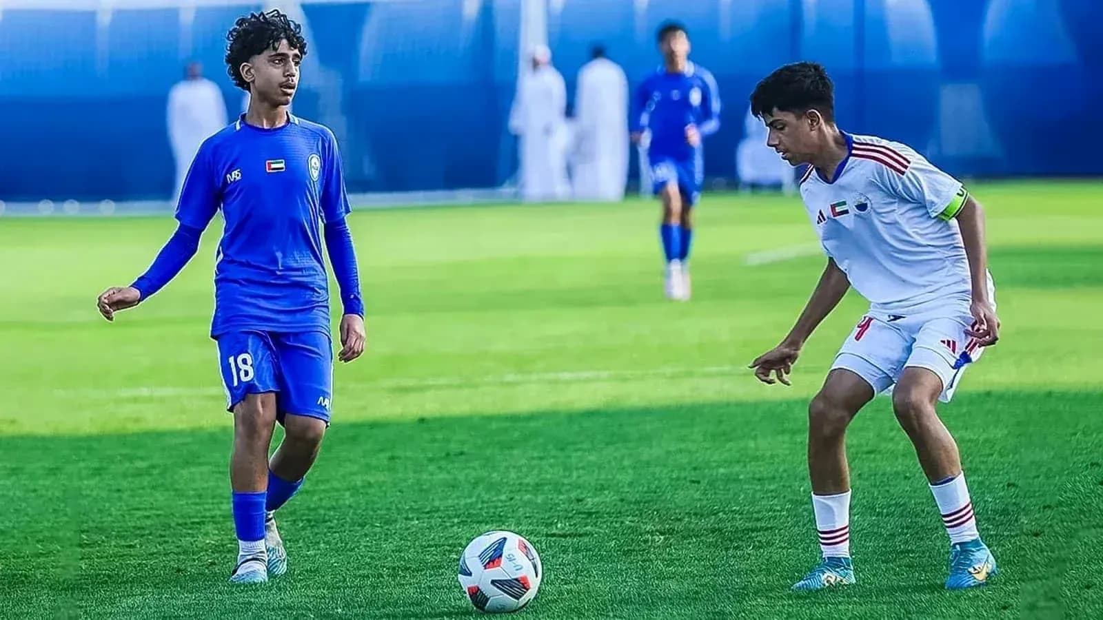 Jugadores compitiendo en partido de fútbol U23 Jugadores compitiendo en partido de fútbol U23