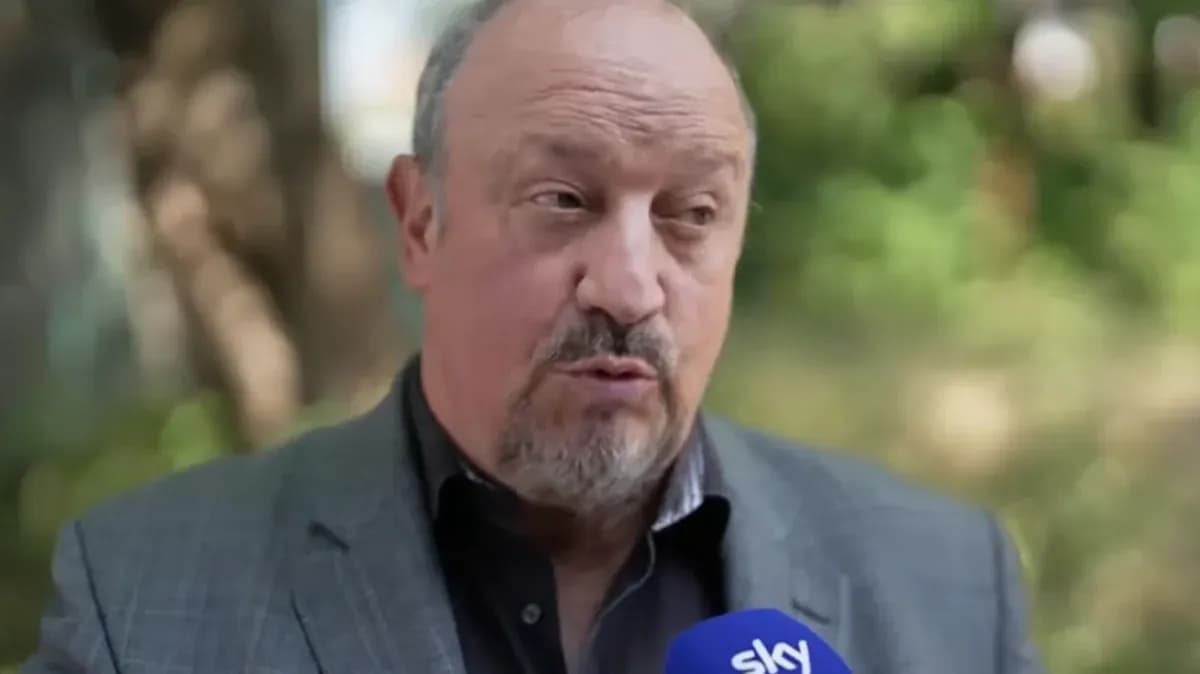 Entrenador hablando en una entrevista al aire libre Entrenador hablando en una entrevista al aire libre