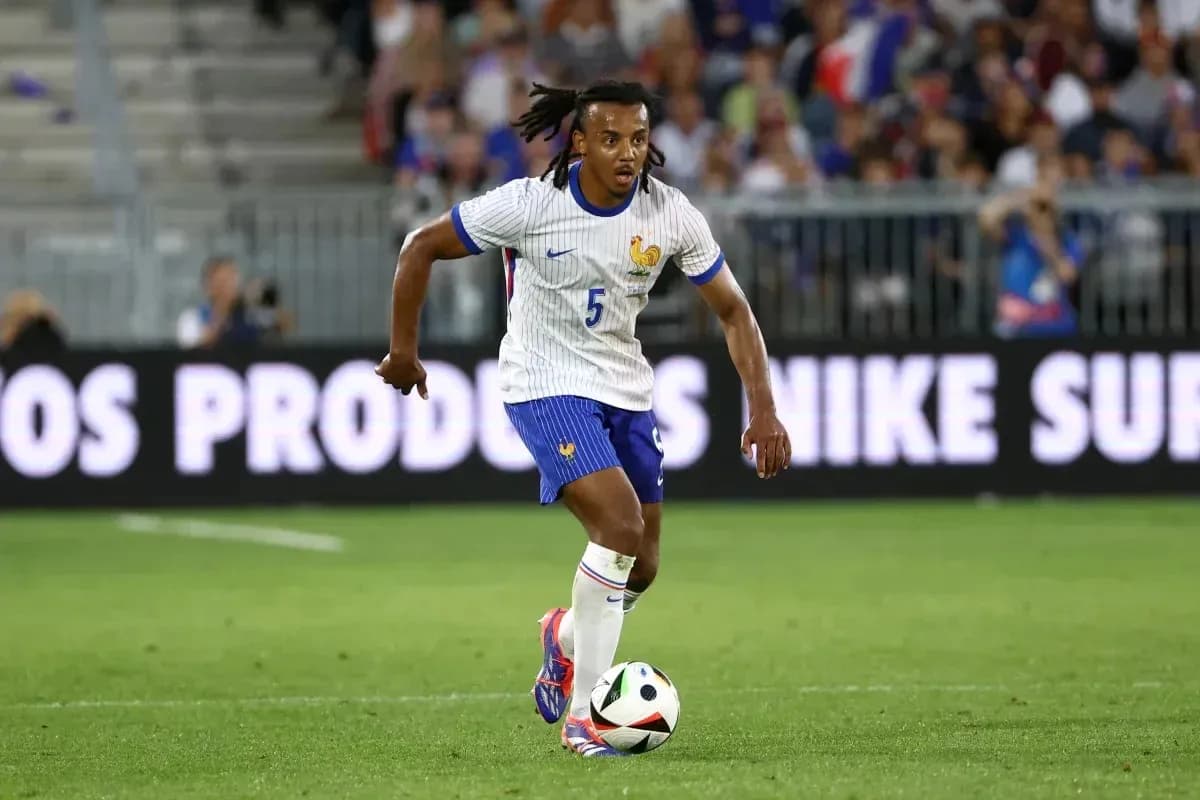 Jugador de Francia avanzando con el balón en el campo Jugador de Francia avanzando con el balón en el campo