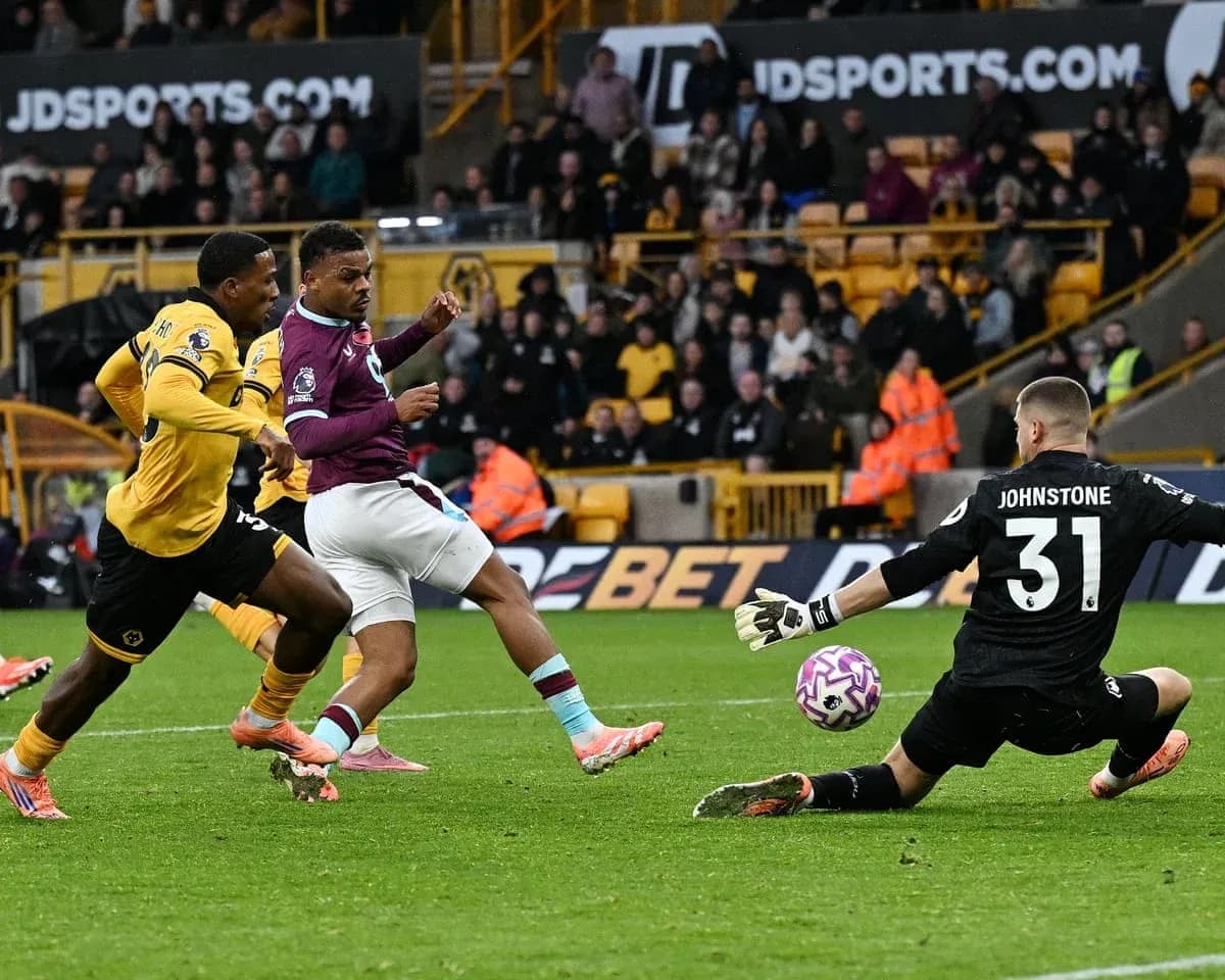 Jugador de Burnley intentando anotar contra Wolves Jugador de Burnley intentando anotar contra Wolves