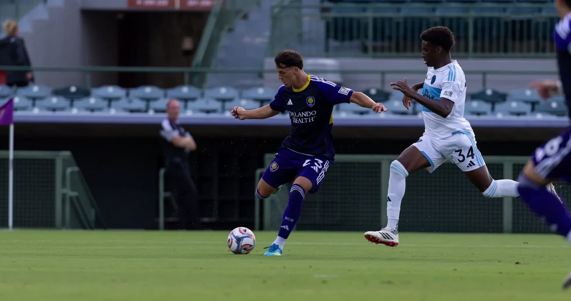 Jugador de Orlando City II avanzando con el balón Jugador de Orlando City II avanzando con el balón