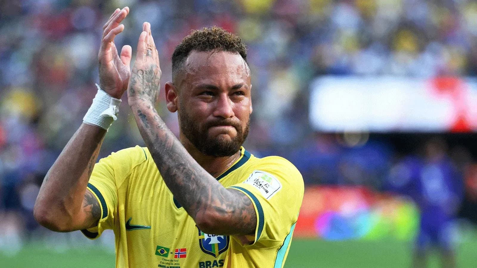 Jugador aplaudiendo en uniforme de Brasil Jugador aplaudiendo en uniforme de Brasil