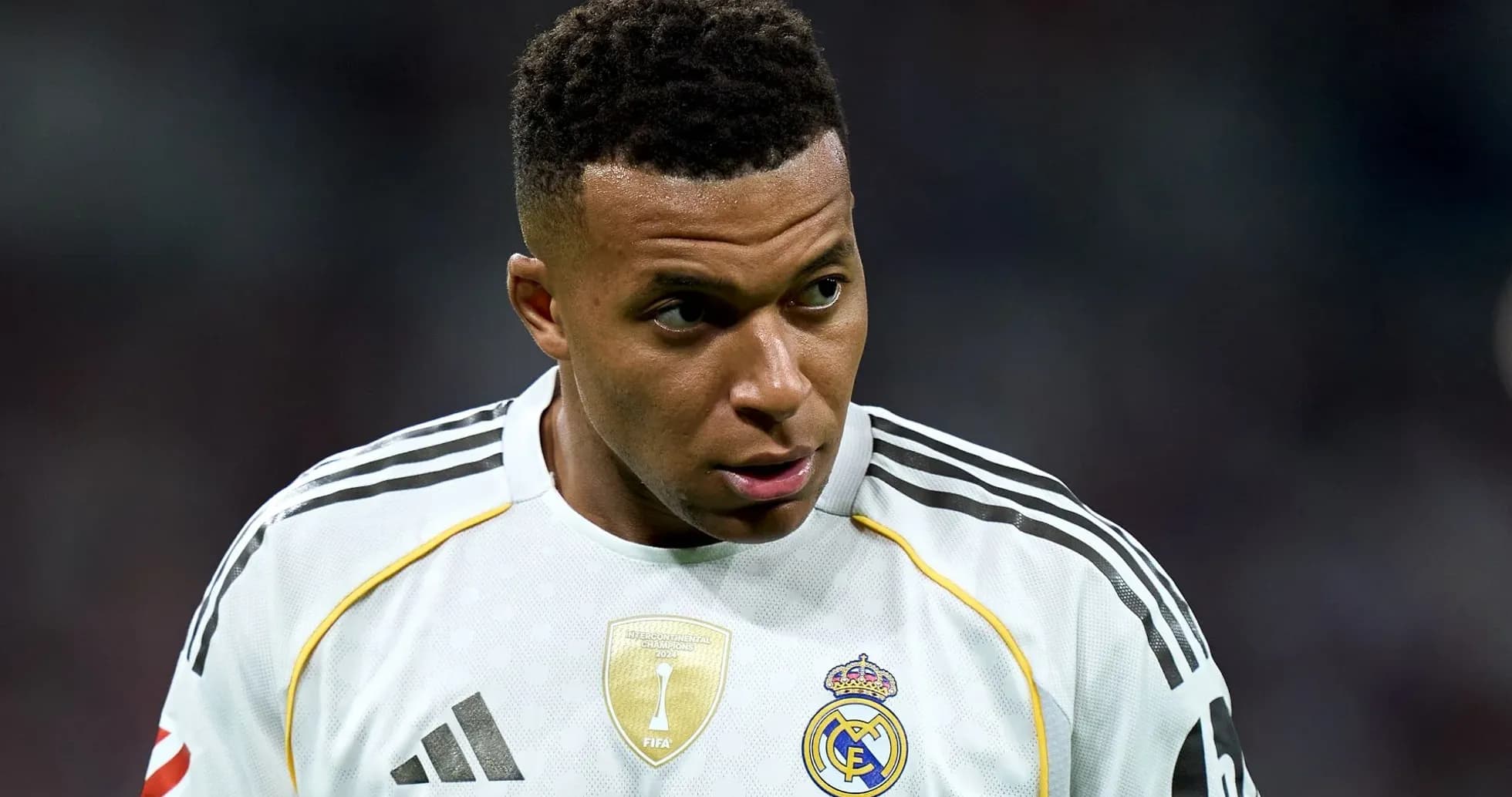 Jugador de fútbol con camiseta de Real Madrid en acción Jugador de fútbol con camiseta de Real Madrid en acción
