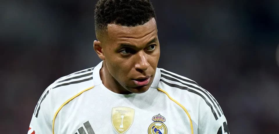 Jugador de fútbol con camiseta de Real Madrid en acción Jugador de fútbol con camiseta de Real Madrid en acción