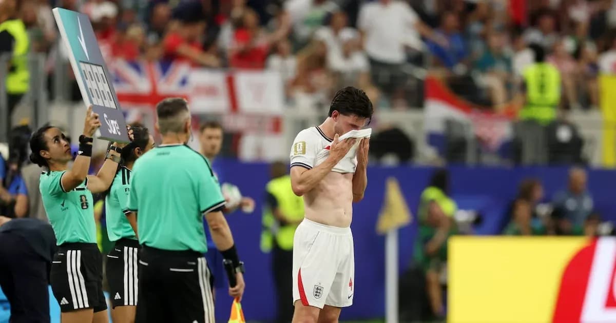 Jugador de Inglaterra se retira del campo tras partido Jugador de Inglaterra se retira del campo tras partido