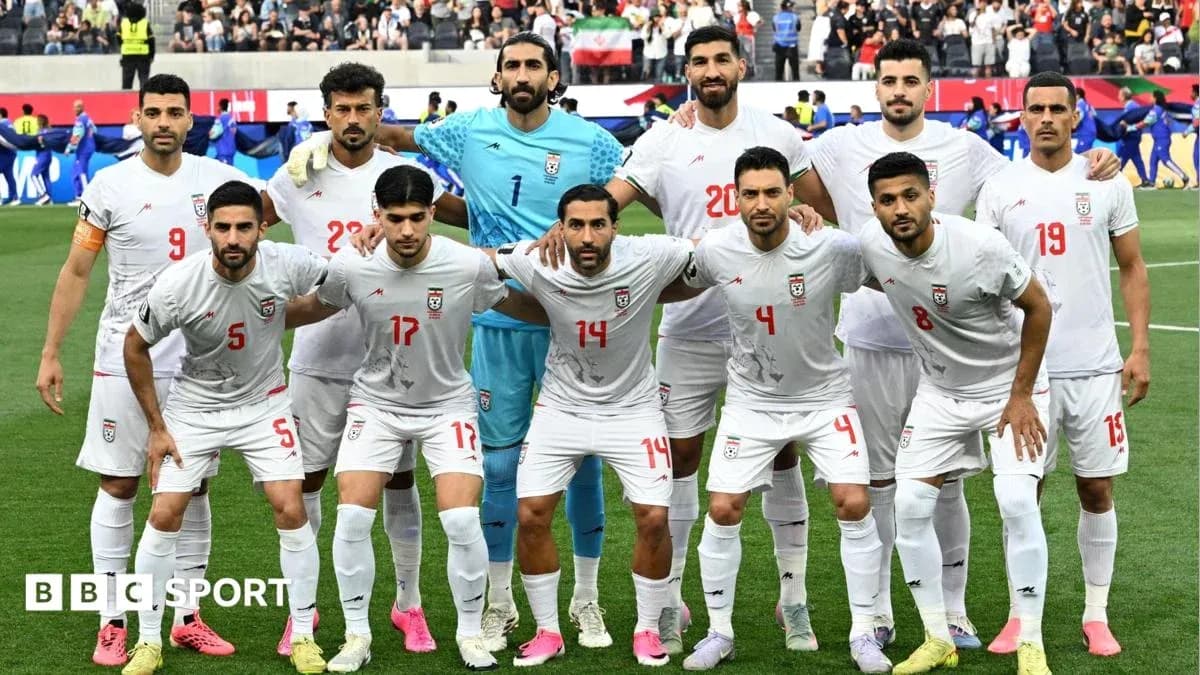 Equipo de fútbol de Irán posando en formación Equipo de fútbol de Irán posando en formación