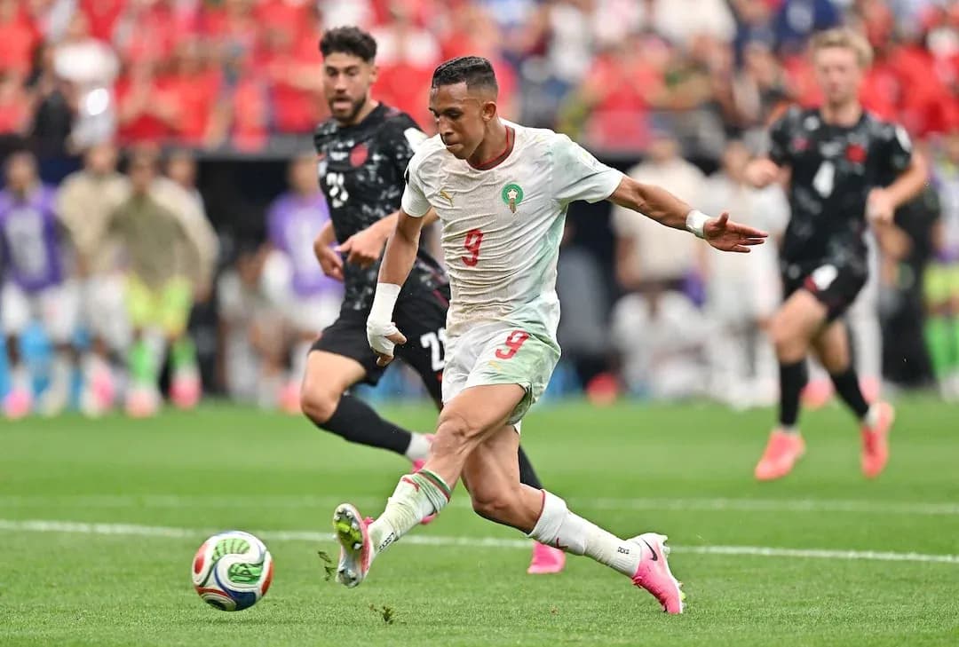 Jugador de Marruecos disparando al balón Jugador de Marruecos disparando al balón