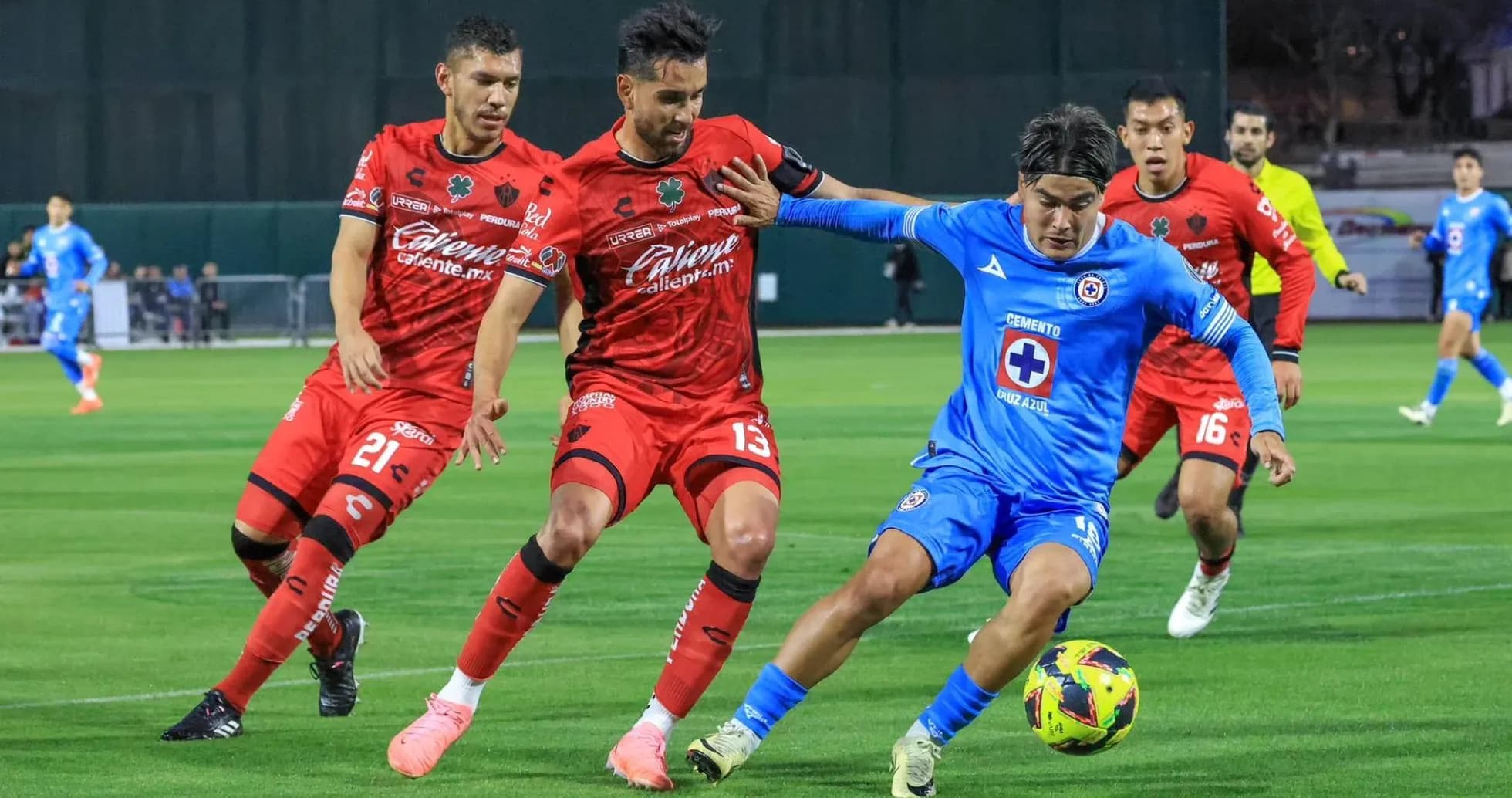 Jugadores de Cruz Azul y Atlas en acción Jugadores de Cruz Azul y Atlas en acción