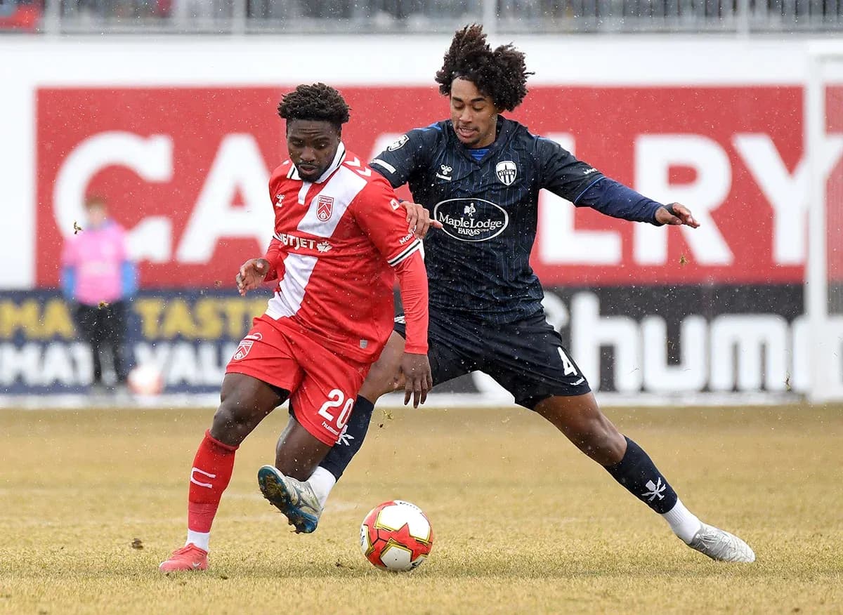 Jugador de Atlético Ottawa en acción contra Cavalry FC Jugador de Atlético Ottawa en acción contra Cavalry FC