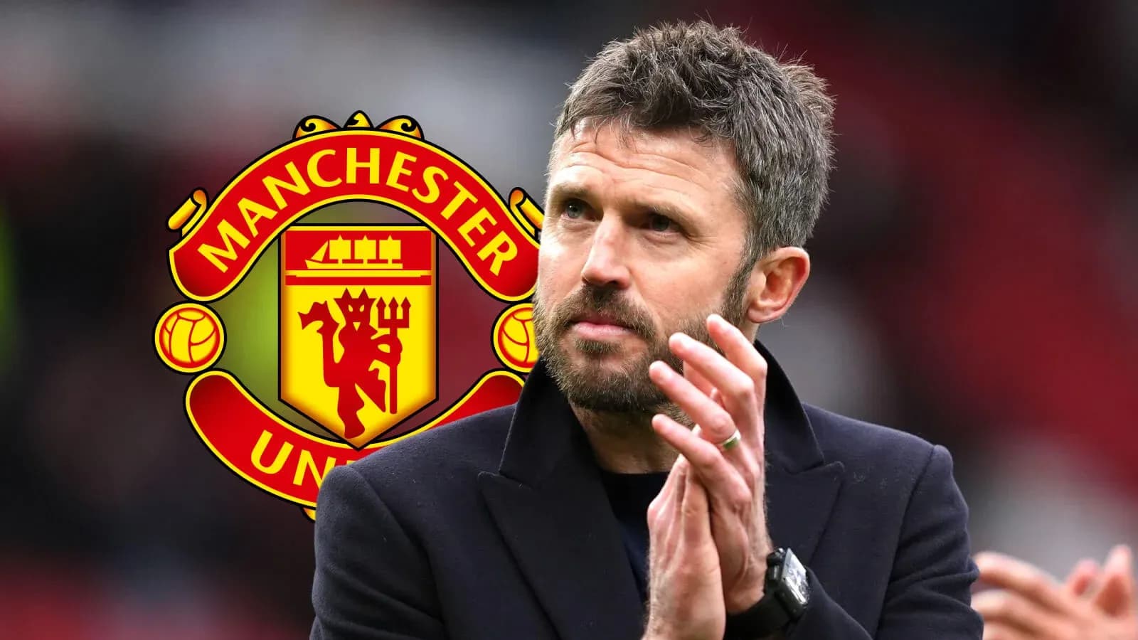Entrenador aplaudiendo con escudo de Manchester United Entrenador aplaudiendo con escudo de Manchester United