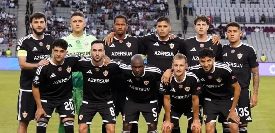 Equipo de Qarabag en el campo de fútbol Equipo de Qarabag en el campo de fútbol