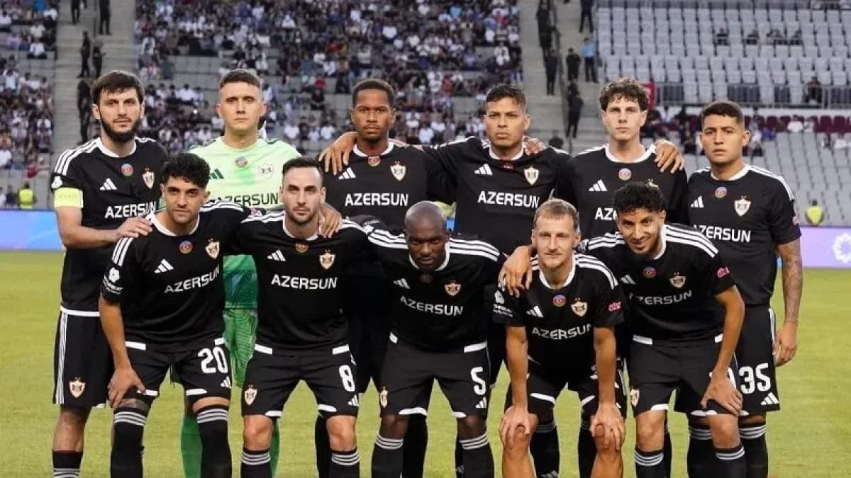 Equipo de Qarabag en el campo de fútbol Equipo de Qarabag en el campo de fútbol