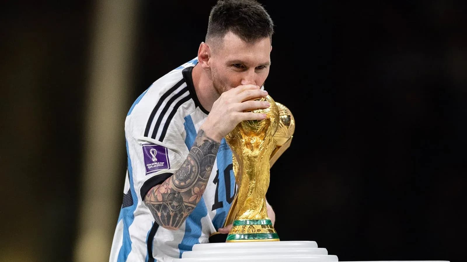 Jugador sosteniendo el trofeo de la Copa del Mundo Jugador sosteniendo el trofeo de la Copa del Mundo