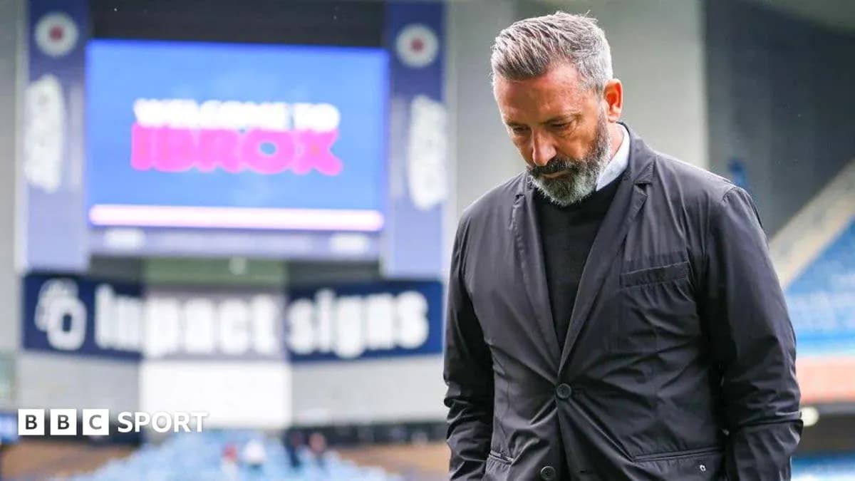 Entrenador caminando en Ibrox Stadium antes del partido Entrenador caminando en Ibrox Stadium antes del partido