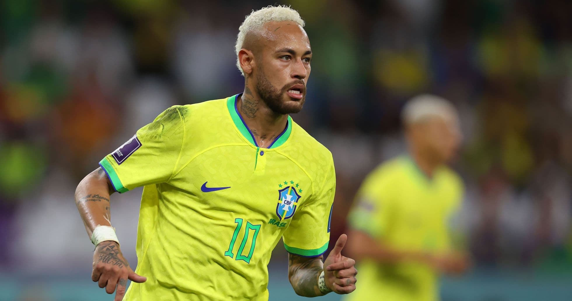 Neymar corriendo con la camiseta de Brasil en partido Neymar corriendo con la camiseta de Brasil en partido