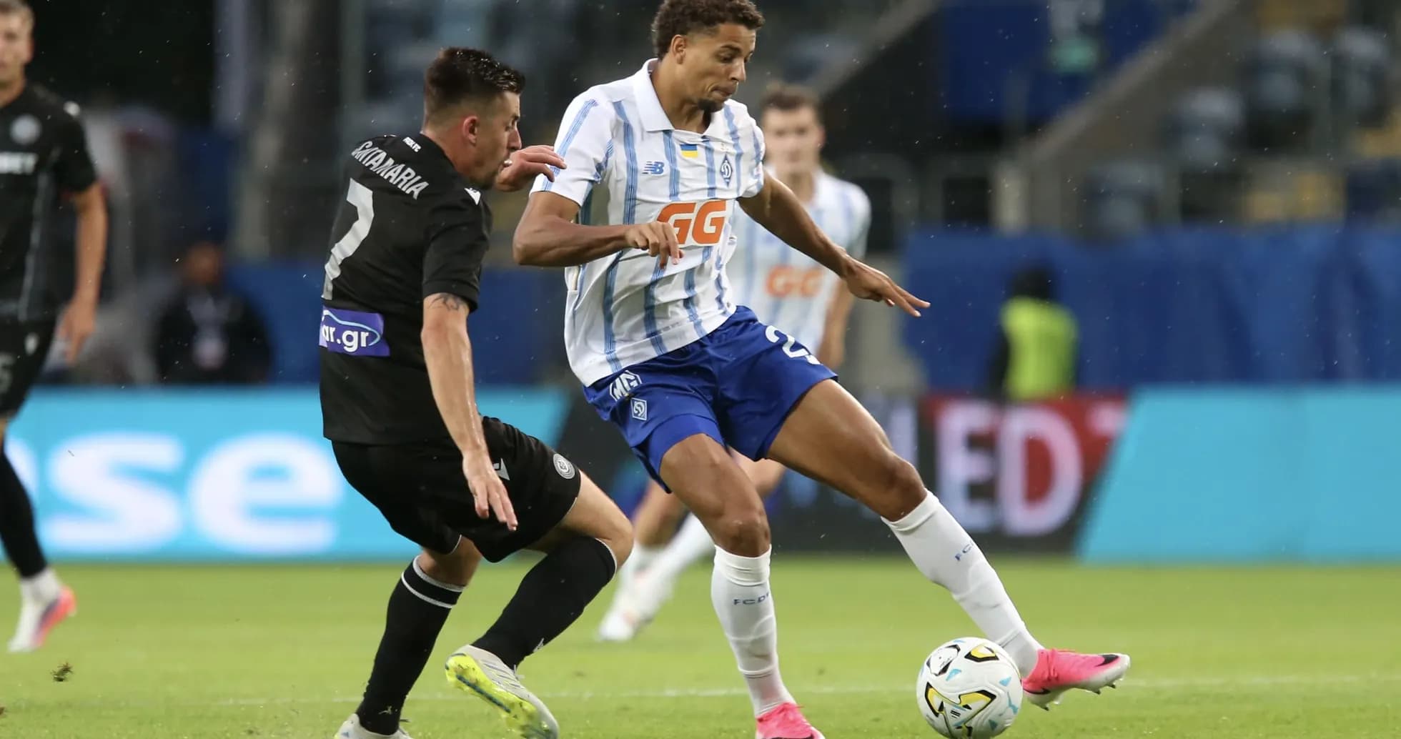 Jugador de Dynamo Kyiv driblando a oponente de PAOK Jugador de Dynamo Kyiv driblando a oponente de PAOK