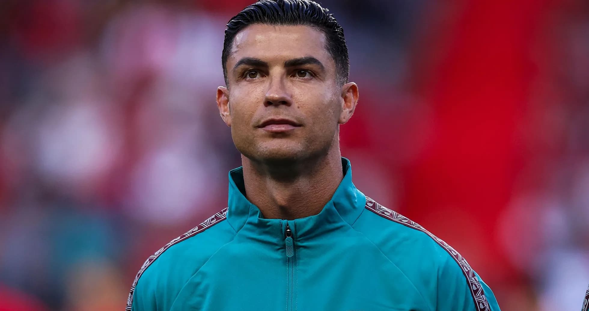 Jugador de fútbol en uniforme antes del partido Jugador de fútbol en uniforme antes del partido