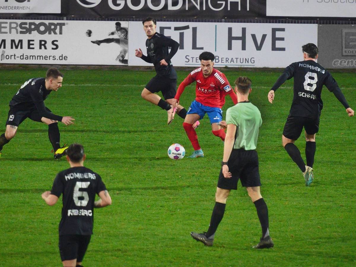 Jugadores de Homberg y Kleve en acción Jugadores de Homberg y Kleve en acción